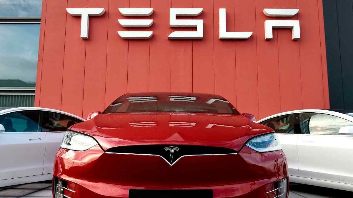 Tesla Çalışanlarına Maskeyi Yeniden Zorunlu Kıldı