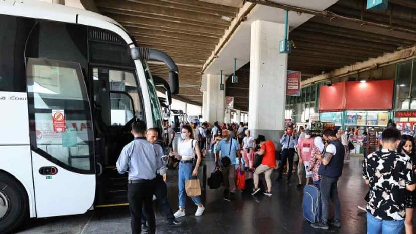 İzmir'de 18 Yaşından Küçüklere Otobüs ve Uçak Bilet Satışı Yasaklandı