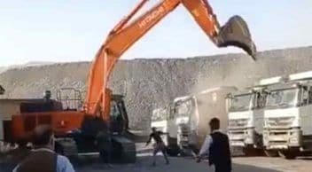 Parasını Alamayan Kepçe Operatörü Kamyonları Ezdi