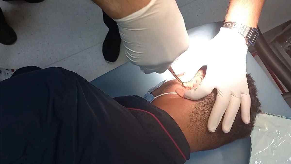 Ehliyet Sınavında Maskeye Kamera, Kulağına Böcek Yerleştirdi