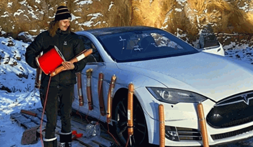 Tesla Model S Aracını Dinamitlerle Havaya Uçurdu
