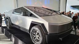 Elon Musk Yenilenen Tesla Cybertruck Tanıttı