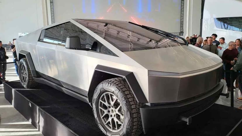 Elon Musk Yenilenen Tesla Cybertruck Tanıttı