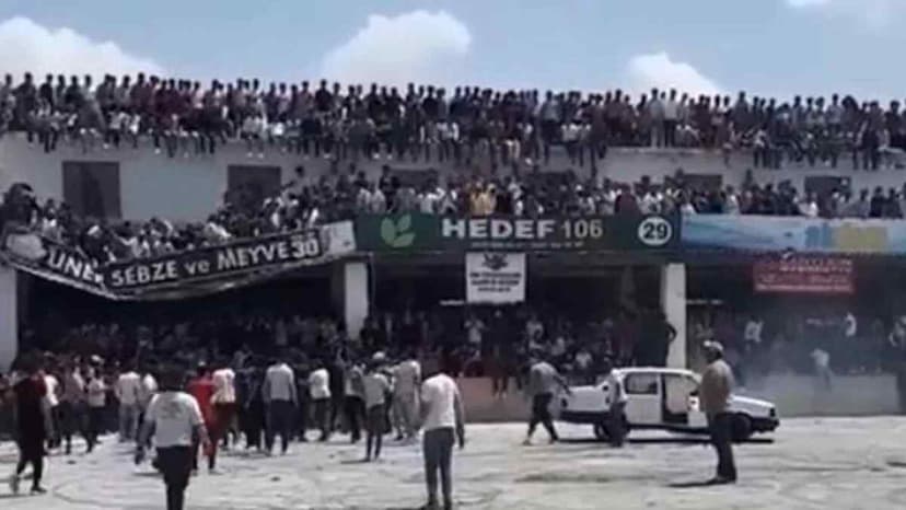 Otomobil Fuarında Ziyaretçilerin Üzerine Çıktığı Tente Çöktü