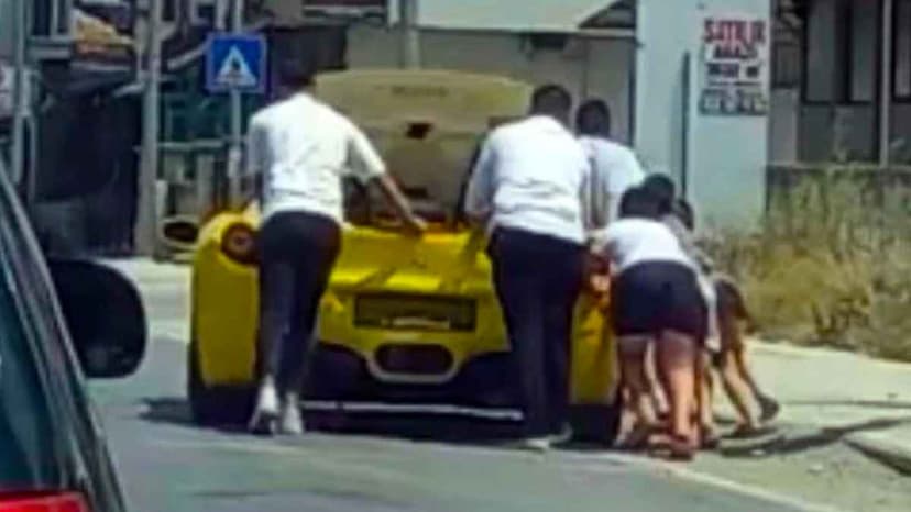 Milyonluk Lüks Spor Otomobil Yolda Kaldı