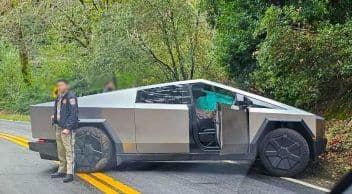 Tesla Cybertruck İlk Kazasını Corolla İle Yaptı: Cybertruck Sürücüsü Yaralandı!
