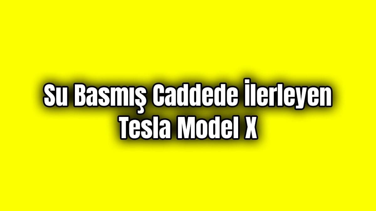 Su Basmış Caddede İlerleyen Tesla Model X
