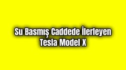 Su Basmış Caddede İlerleyen Tesla Model X