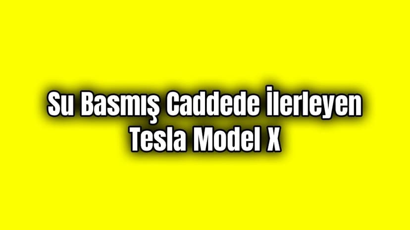 Su Basmış Caddede İlerleyen Tesla Model X