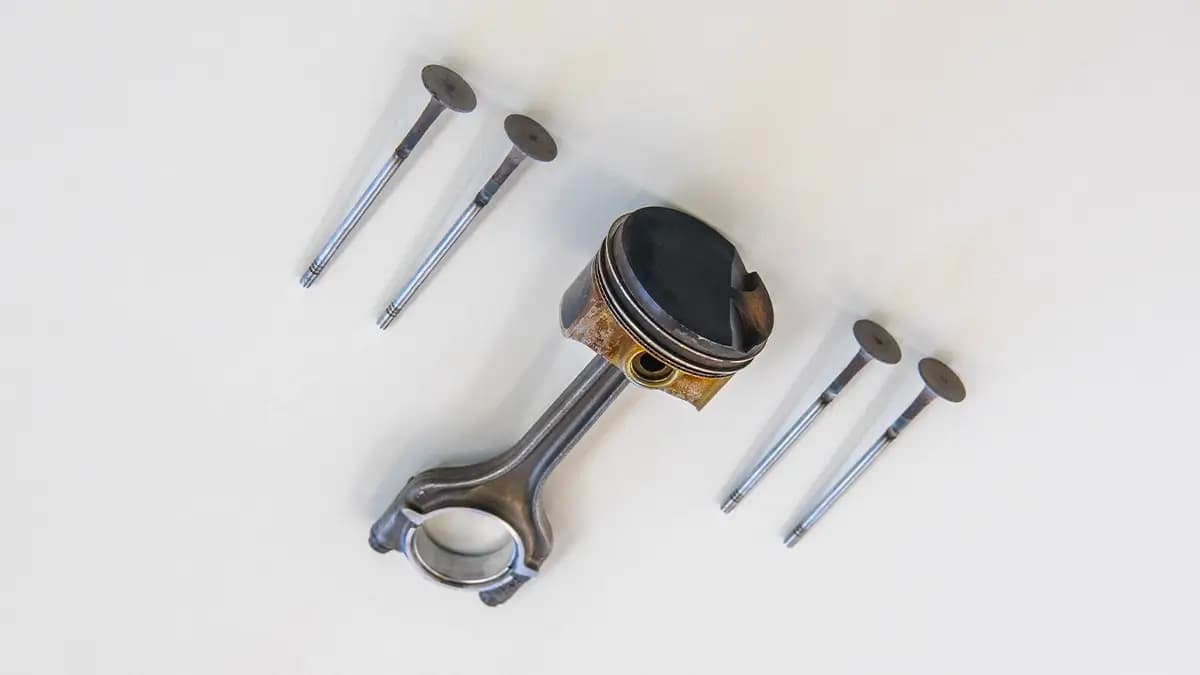 Biyel Kolu (Piston Kolu) Nasıl Çalışır? Piston ve Krank Mili Arasındaki Köprü