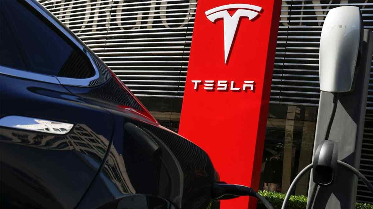 Çip Krizi Tesla’yı da Vurdu! Üretime Ara Veriyor