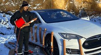 Tesla Model S Aracını Dinamitlerle Havaya Uçurdu