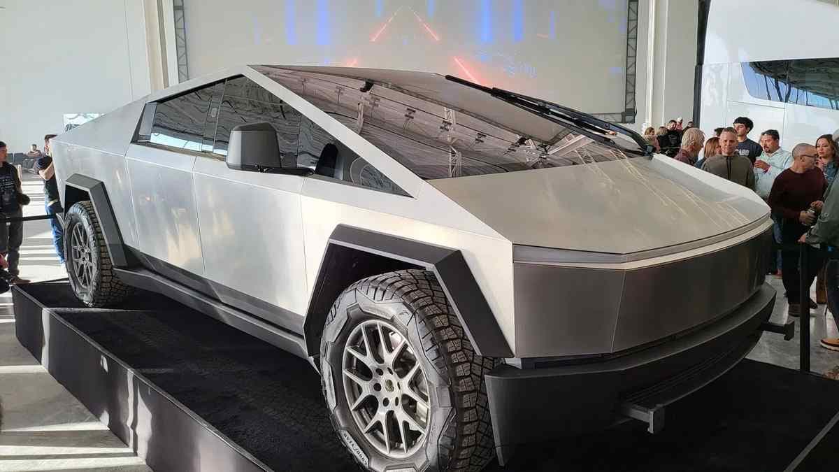Elon Musk Yenilenen Tesla Cybertruck Tanıttı