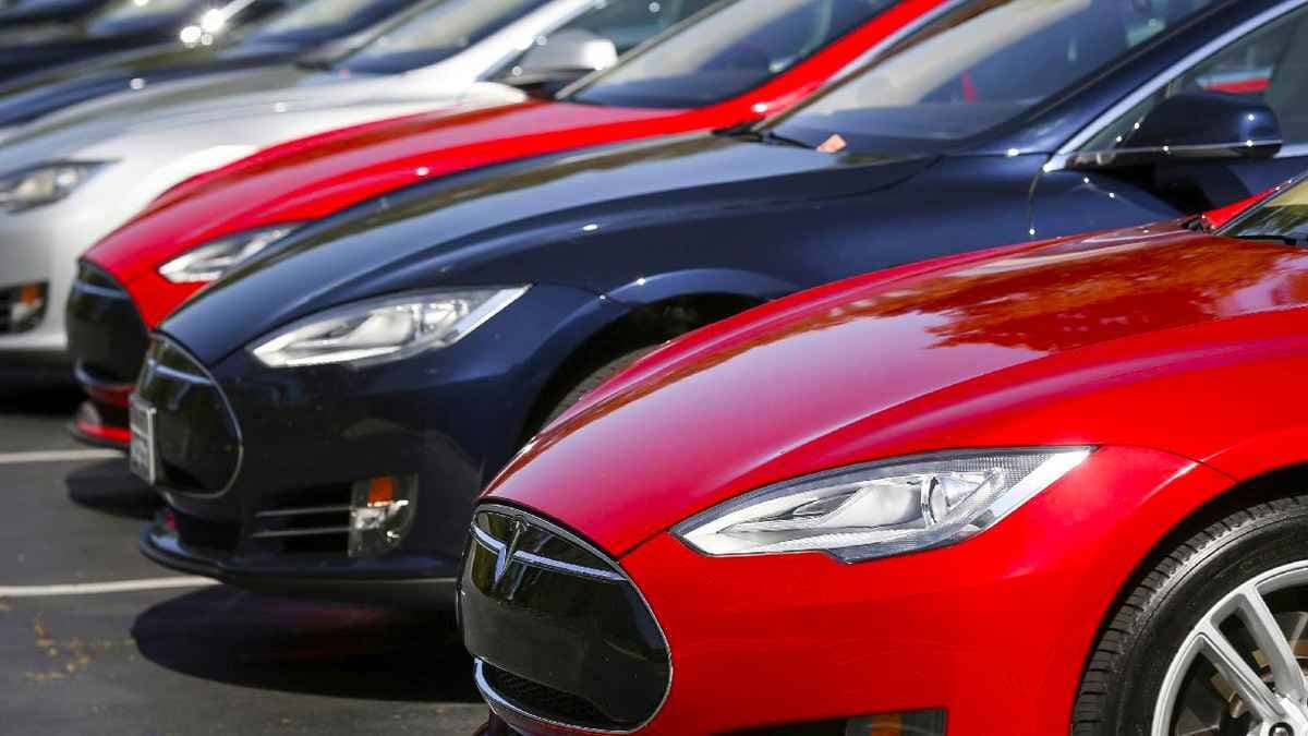 Tesla, 400 Binden Fazla Otomobilini Geri Çağırdı