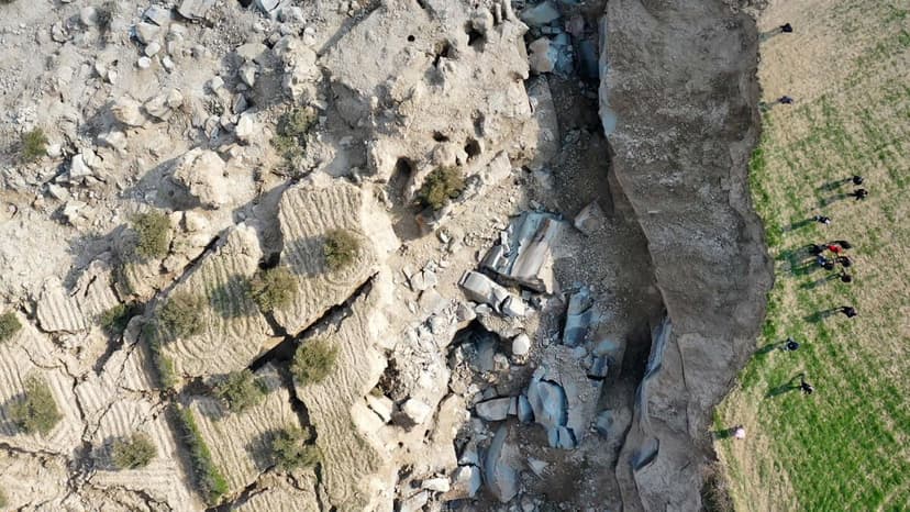 Hatay'da Depremde Oluşan Yarık Havadan Görüntülendi