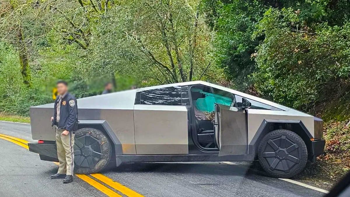 Tesla Cybertruck İlk Kazasını Corolla İle Yaptı: Cybertruck Sürücüsü Yaralandı!