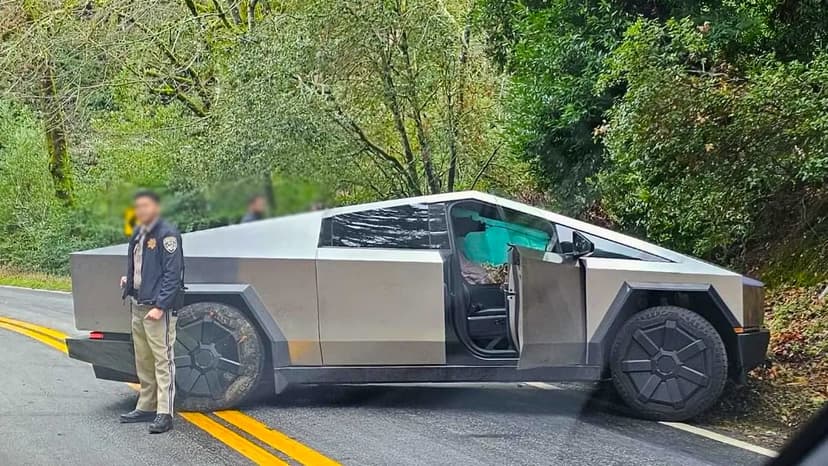 Tesla Cybertruck İlk Kazasını Corolla İle Yaptı: Cybertruck Sürücüsü Yaralandı!