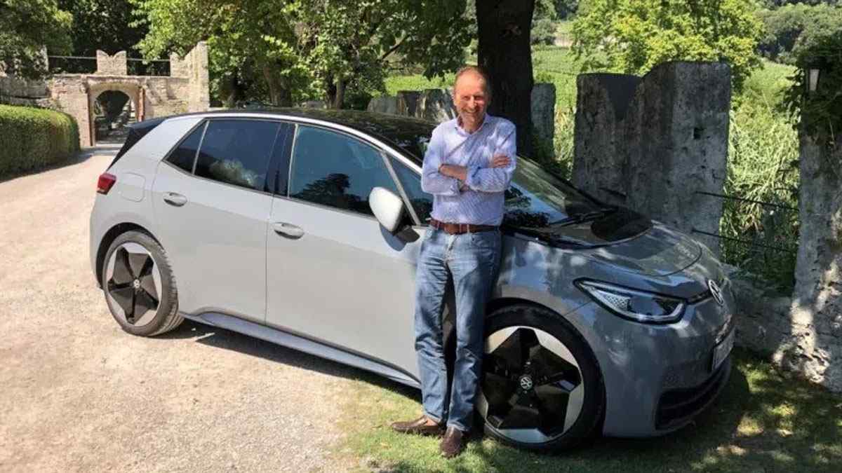 Volkswagen CEO'su Elektrikli Aracını Şarj Edemedi