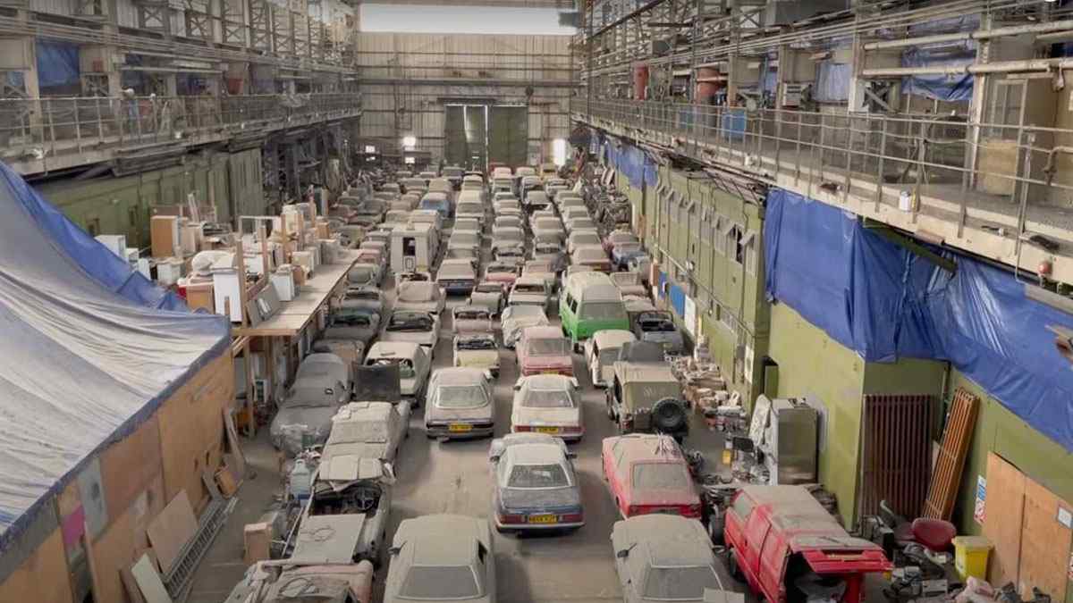 Londra'da bir Ahırdaki 175 Klasik Otomobil Satışa Çıkıyor 1 Londra’da bir Ahırdaki 175 Klasik Otomobil Satışa Çıkıyor