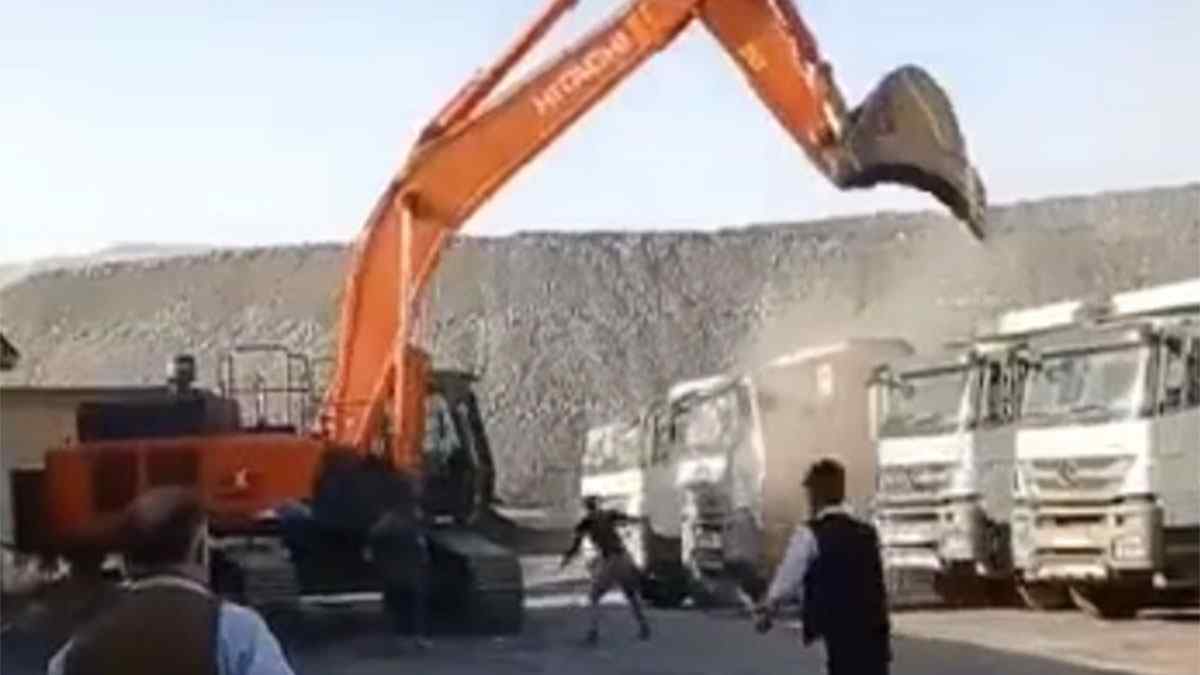 Parasını Alamayan Kepçe Operatörü Kamyonları Ezdi 1 Parasını Alamayan Kepçe Operatörü Kamyonları Ezdi