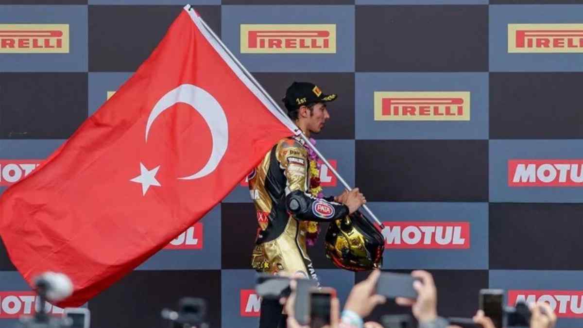 Milli Motosikletçi Toprak Razgatlıoğlu, Dünya Şampiyonu Olarak Tarihe Geçti 1 Milli Motosikletçi Toprak Razgatlıoğlu, Dünya Şampiyonu Olarak Tarihe Geçti