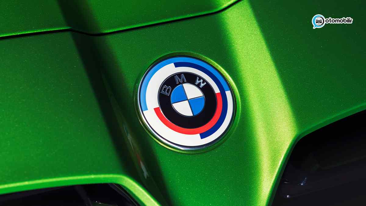 BMW 50. yılını özel logo ve renklerle kutluyor!