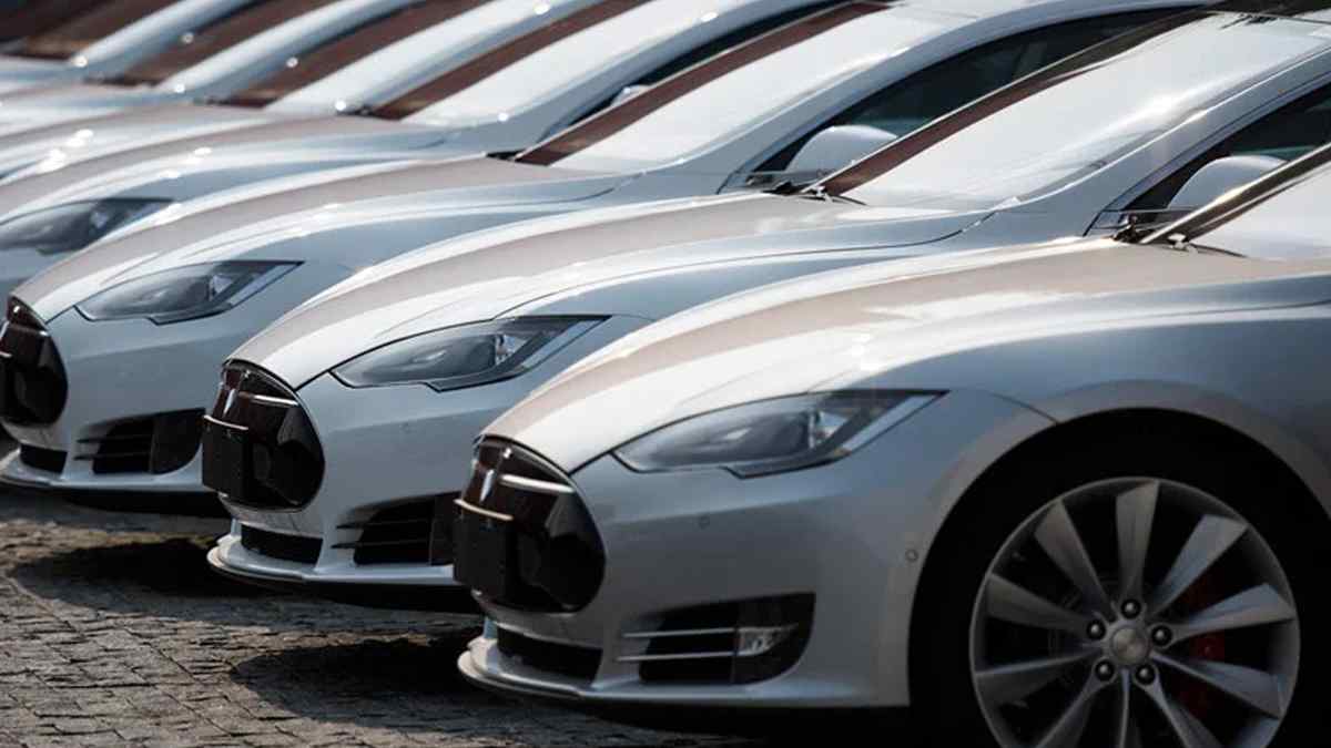 Tesla 12 Bin Aracı Geri Çağırıyor