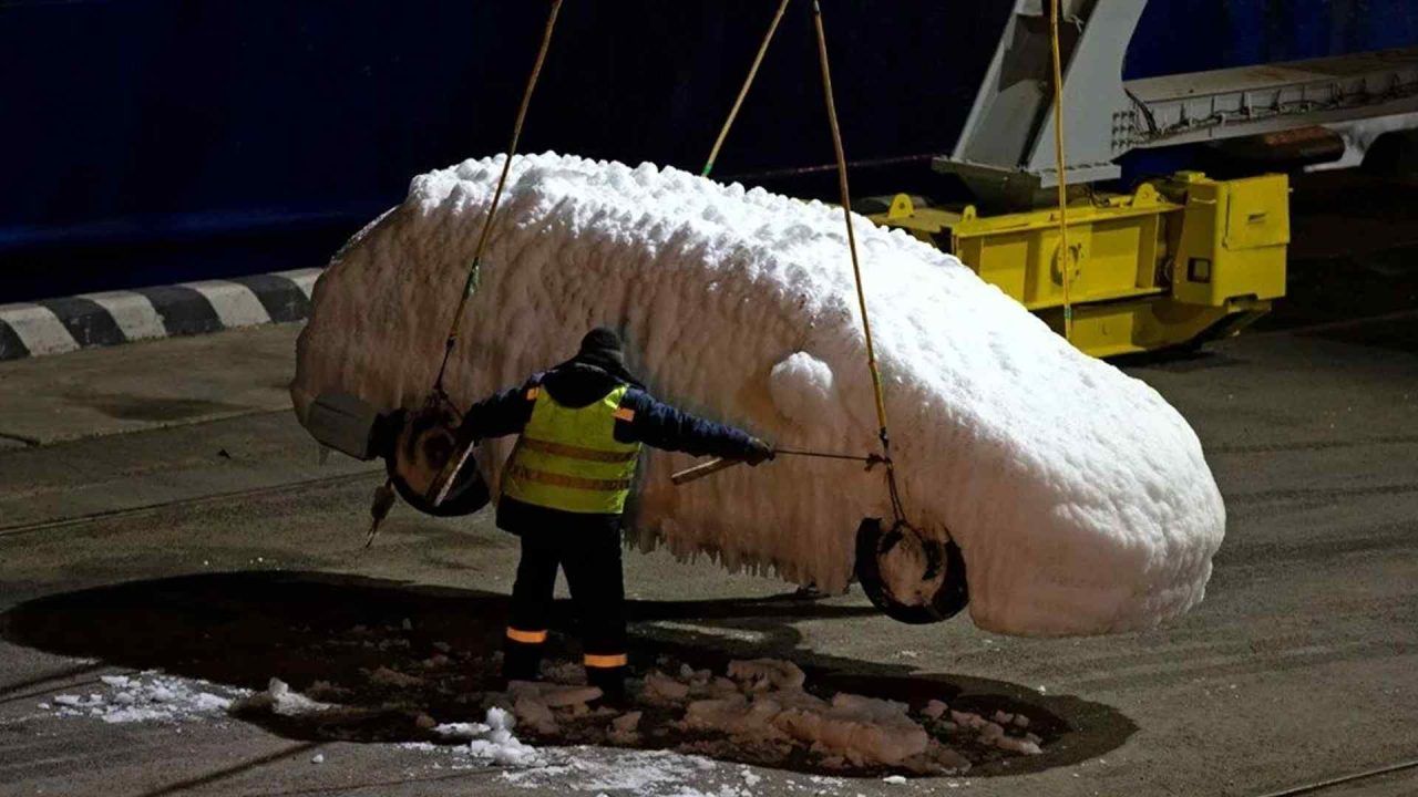 Rusya'da Yük Gemisindeki Otomobiller Dondu 3 Rusya'da Yük Gemisindeki Otomobiller Dondu