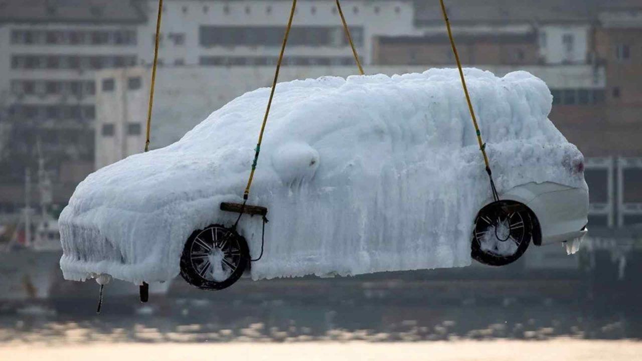 Rusya'da Yük Gemisindeki Otomobiller Dondu 4 Rusya'da Yük Gemisindeki Otomobiller Dondu