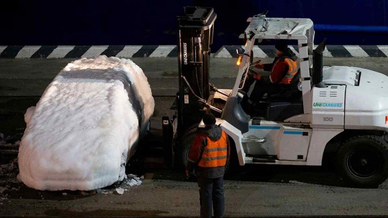 Rusya'da Yük Gemisindeki Otomobiller Dondu 6 Rusya'da Yük Gemisindeki Otomobiller Dondu