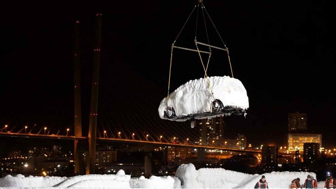 Rusya'da Yük Gemisindeki Otomobiller Dondu 5 Rusya'da Yük Gemisindeki Otomobiller Dondu