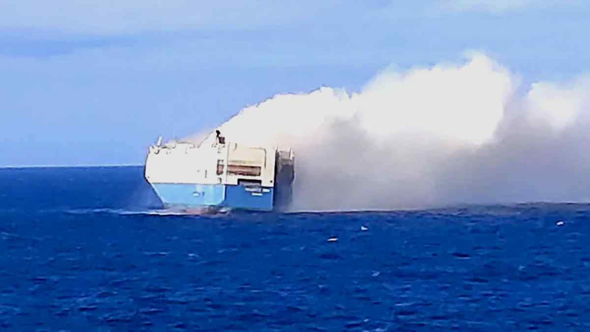 Otomobil Yüklü Dev Kargo Gemisinde Yangın Çıktı