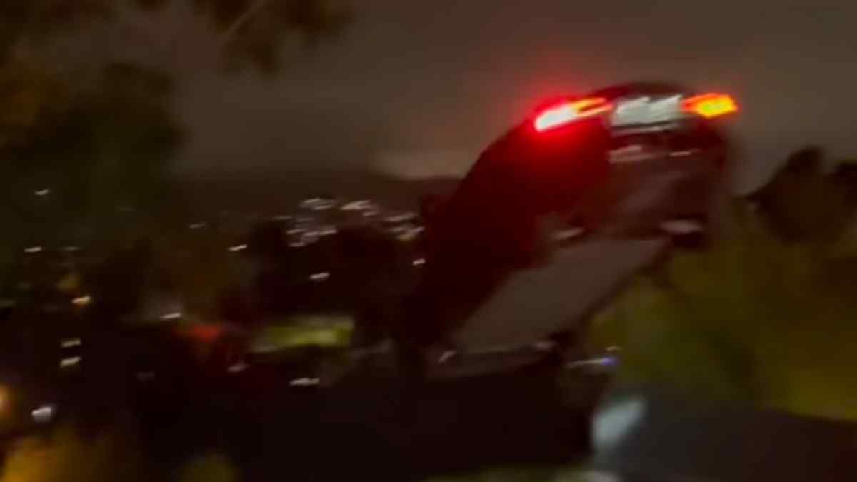 Polis, Uçan Tesla'nın Sürücüsünü Bulana Ödül Verecek 3 Uçan Tesla'nın Sürücüsünü Bulana Ödül