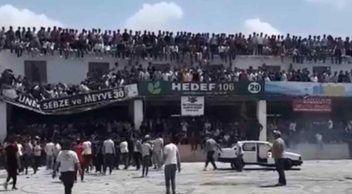 Otomobil Fuarında Ziyaretçilerin Üzerine Çıktığı Tente Çöktü