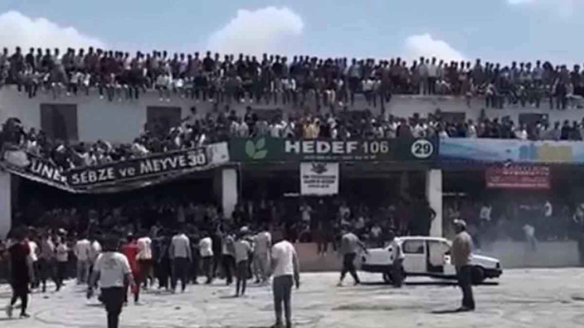 Otomobil Fuarında Ziyaretçilerin Üzerine Çıktığı Tente Çöktü