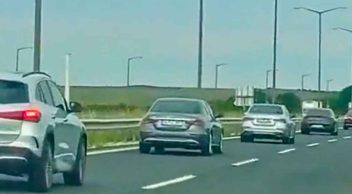 Trafikte Görüntülenen Sıfır Mercedes Konvoyu