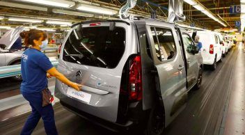 İran Fransız Otomobillerin İthalatını Yasakladı