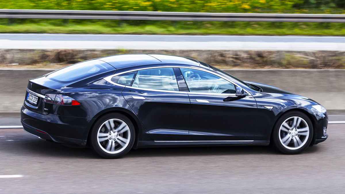 Aracını Otopilot Moduna Alıp Uyuyan Tesla Sürücüsü Otobanda Yakalandı