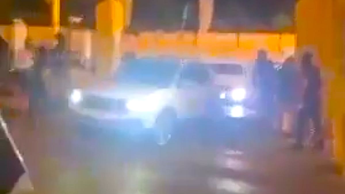 Marsilya'da Araba Bayisi Yağmalandı! 2 Marsilya'da Araba Bayisi Yağmalandı