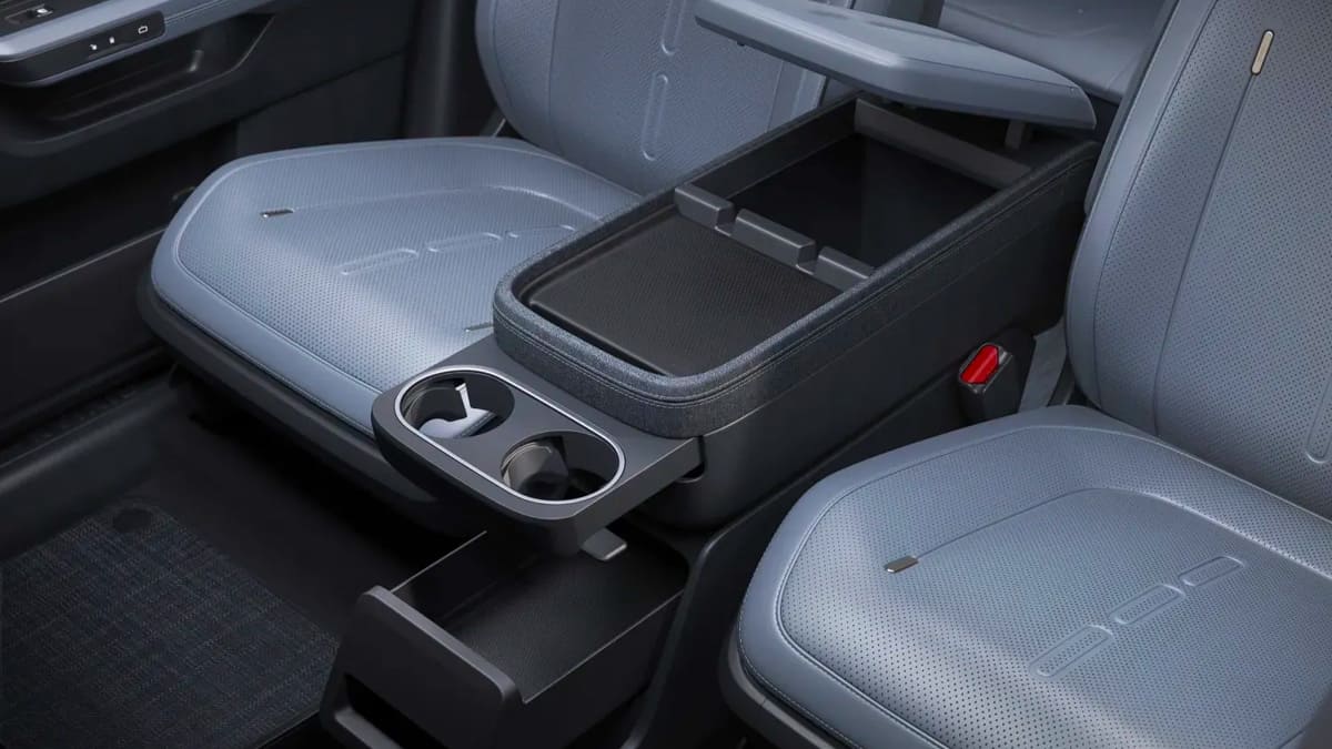 Rivian R2, R3 ve R3X Modellerini Tanıttı 8 Rivian R2 kargo alanı